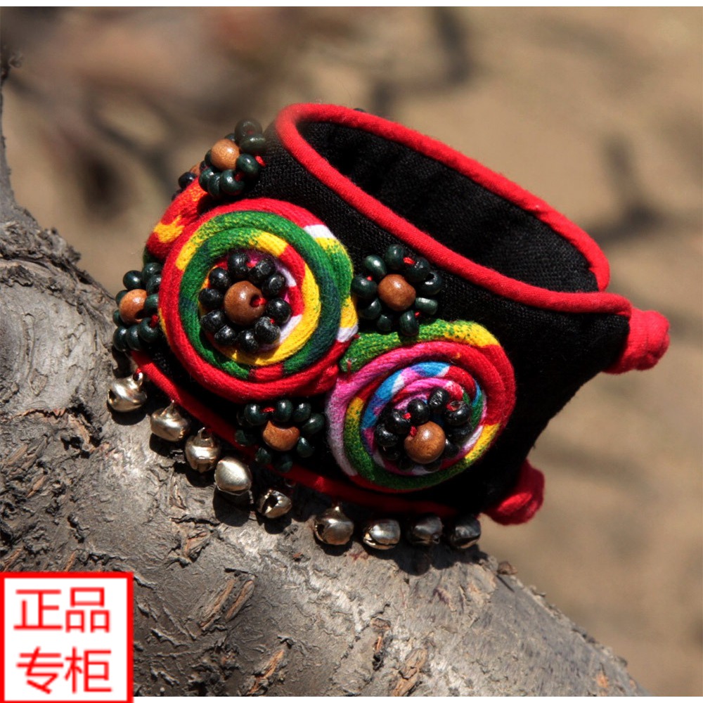 纳妮雅-花布铃铛手镯 民族风纯手工编织小木珠盘花装饰超拉风 纳妮雅-花布铃铛手镯 民族风纯手工编织小木珠盘花装饰超拉风