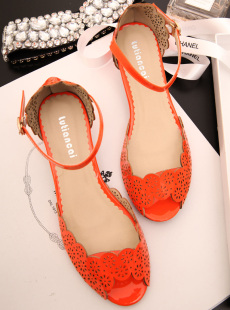  超美 甜美文艺风 韩版复古雕花镂空鱼嘴搭扣中跟凉鞋 女鞋 鞋庄