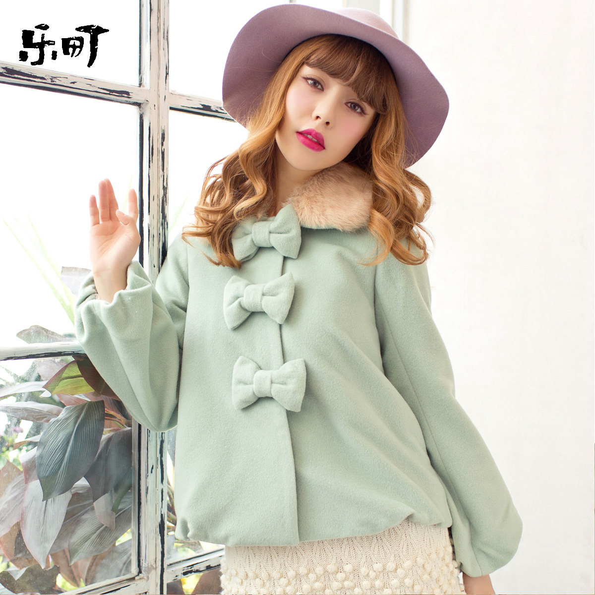 <em>乐町</em>2013<em>冬装</em>新款<em>女装</em>兔毛领甜美蝴蝶结斗篷