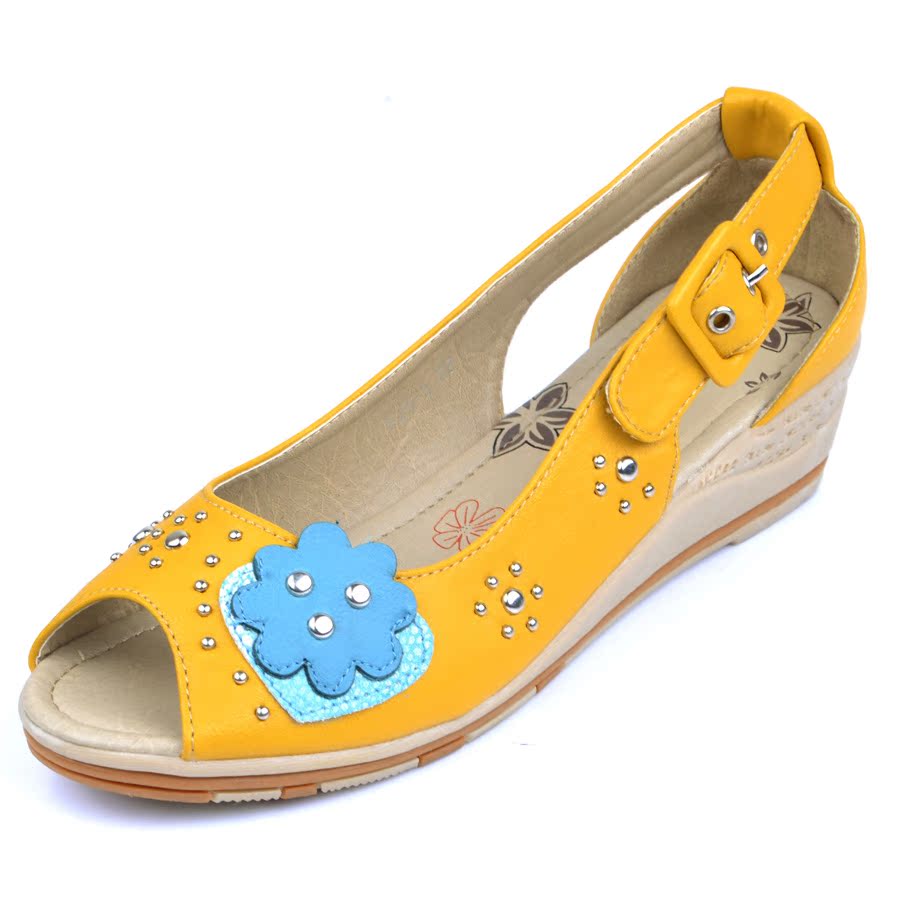 花朵铆钉扣带女鞋鱼嘴...