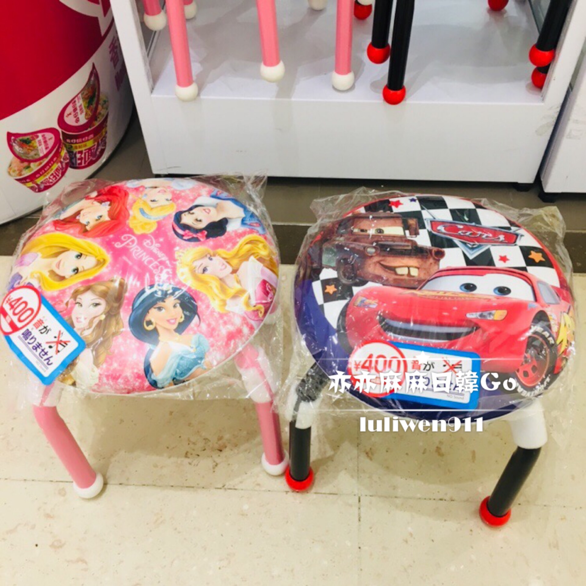 日本大创DAISO迪士尼系列公主图案赛车总动员儿童座椅小椅子板凳在类目 尿片/洗护/喂哺/推车床, 儿童房/桌椅/家具, 儿童椅中 - 来自Buy2taobao.com提供专业的淘宝代购服务