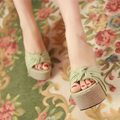 厚底松糕坡跟凉鞋...