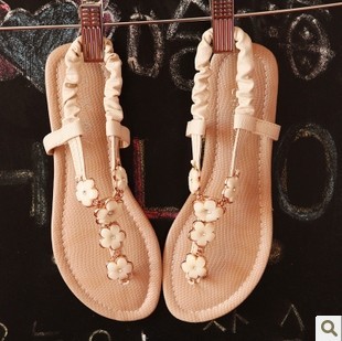  蘑菇街女鞋夏季平跟正品新款串珠专柜凉鞋女潮平底花朵现货