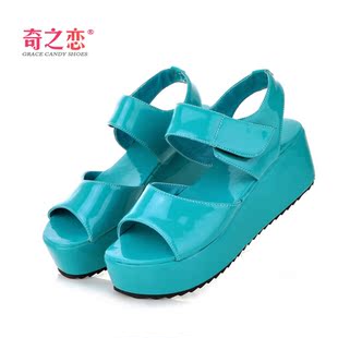  夏新 韩版休闲漆皮简约松糕鞋 舒适中跟厚底坡跟女凉鞋 大码