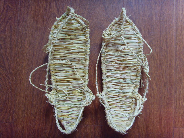 现货湘西纯手工制作 复古纯稻草红军草鞋 家居摆设特色工艺不分码在类目 特色手工艺, 地区民间特色手工艺, 其他中 - 来自Buy2taobao.com提供专业的淘宝代购服务