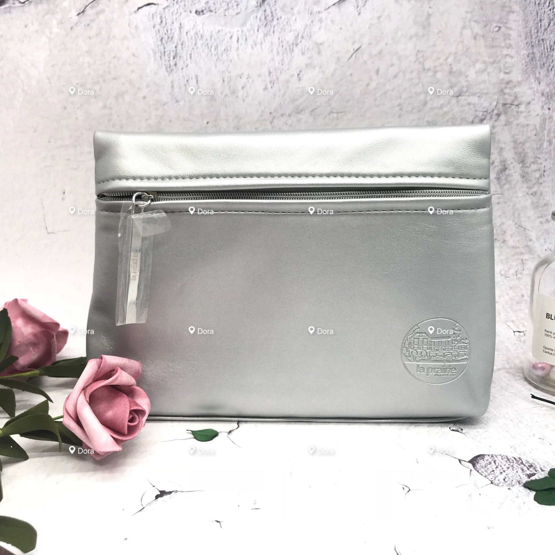 La Prairie 萊珀妮 希臘專櫃贈品 銀色 化妝包 20*4*12在類目 彩妝/香水/美妝工具, 其他美容工具, 化妝/美容工具中 - 來自Buy2taobao.com提供專業的淘寶代購服務