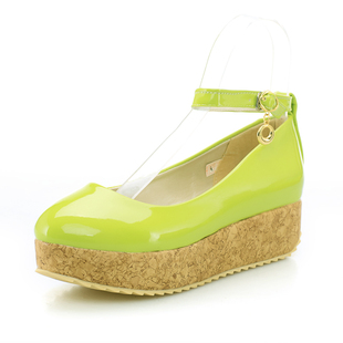  新款大码漆皮单鞋女鞋小码糖果色松糕跟浅口英伦学院风坡跟鞋扣带