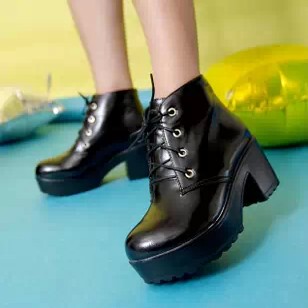 色 白色 短机车靴 系带 低跟 粗跟 超酷 <em>黑岩</em> <em>女杀</em>