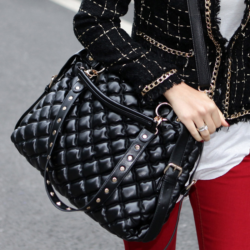 铆钉菱格纹手提...