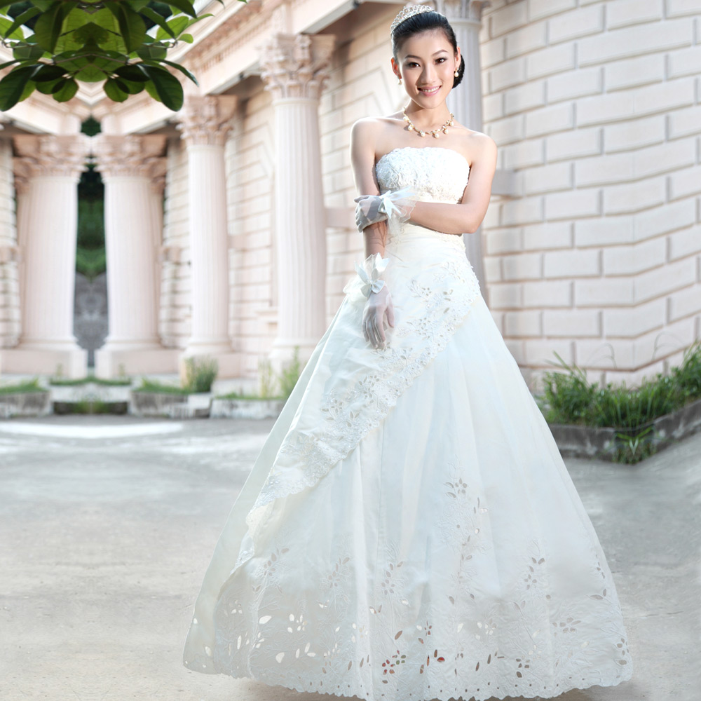 2013轩云阁新娘婚纱礼服 甜美公主齐地婚纱 简约 抹胸婚纱 2013轩云阁新娘婚纱礼服 甜美公主齐地婚纱 简约 抹胸婚纱