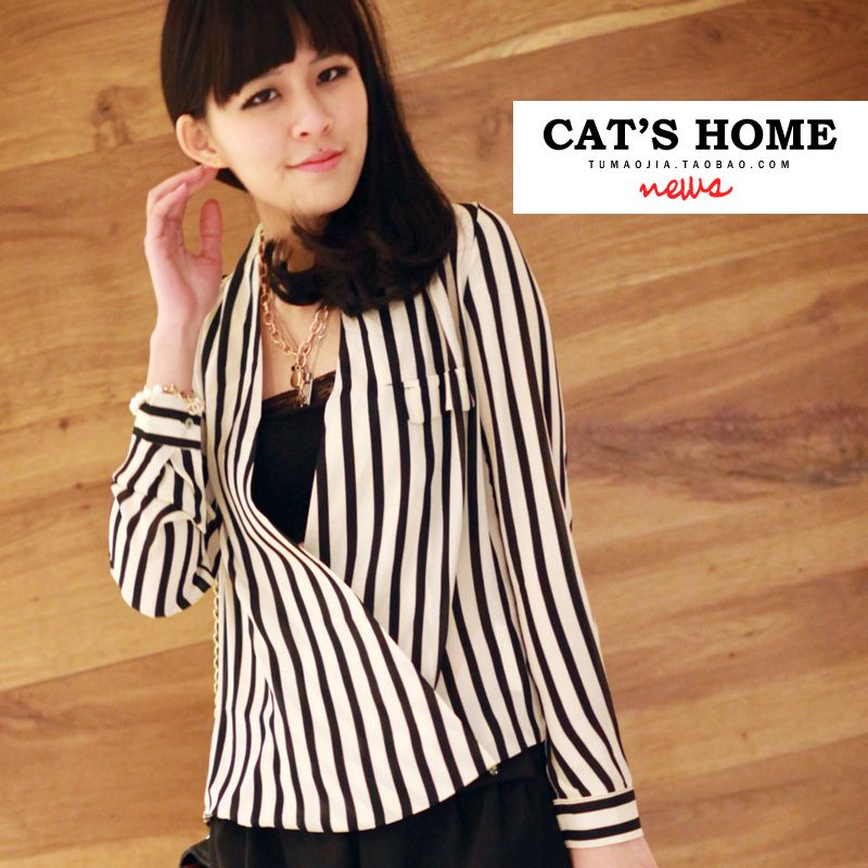 V领性感显瘦竖条纹...