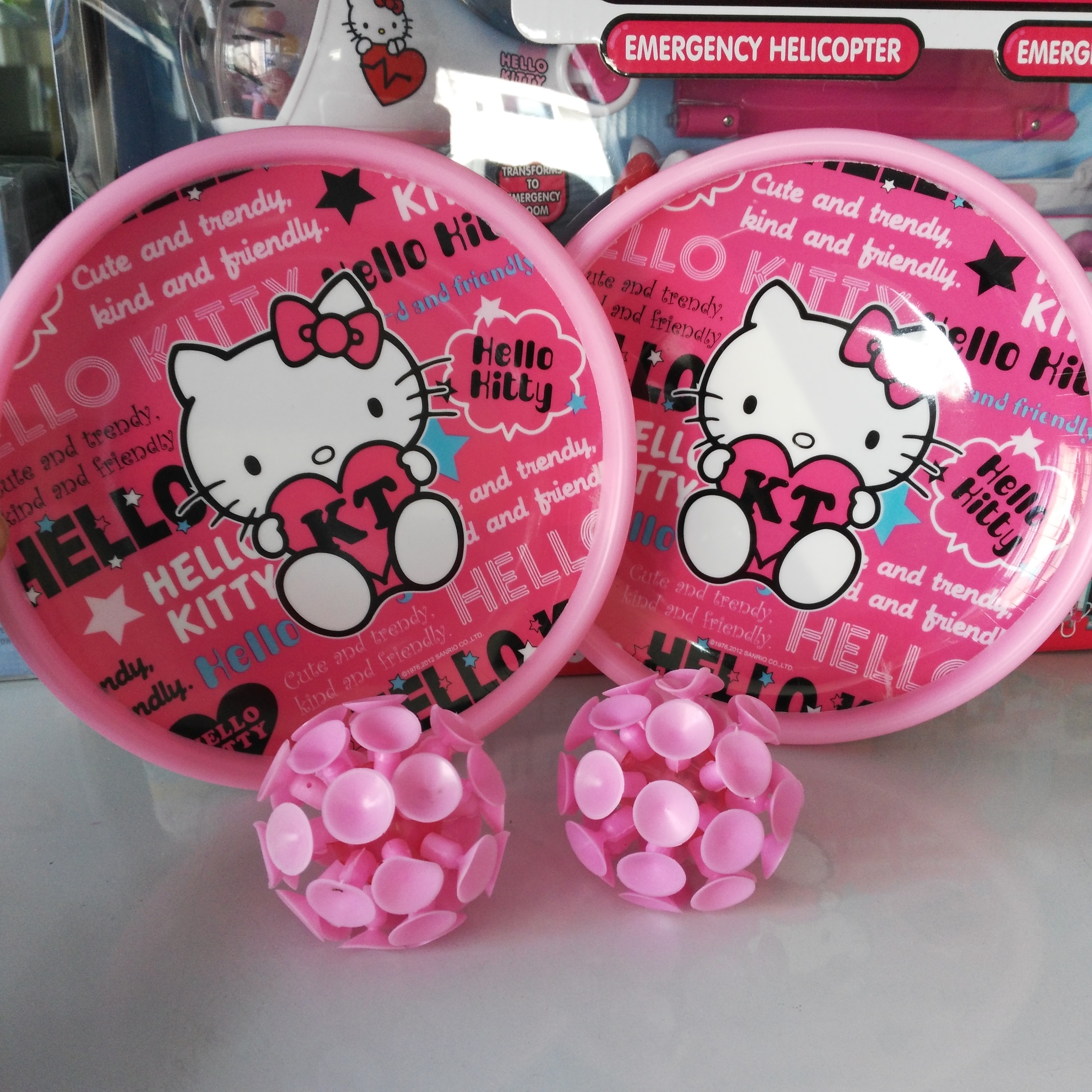hello kitty 手掌粘靶球拍抛接球吸盘球 亲子户外运动投掷粘球在类目 玩具/童车/益智/积木/模型, 户外运动/休闲/传统玩具, 球类玩具/球类运动中 - 来自Buy2taobao.com提供专业的淘宝代购服务
