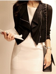 米色裹胸两穿波西米亚<em>长裙配什么</em>外套<em>好看</em>。 