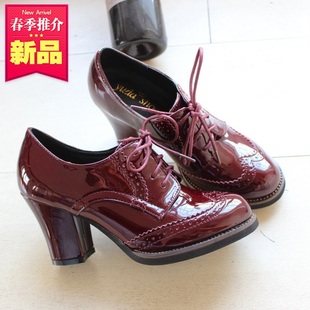  潮鞋冬季新款酒红色英伦雕花粗高跟防水台系带漆皮糖果婚鞋女