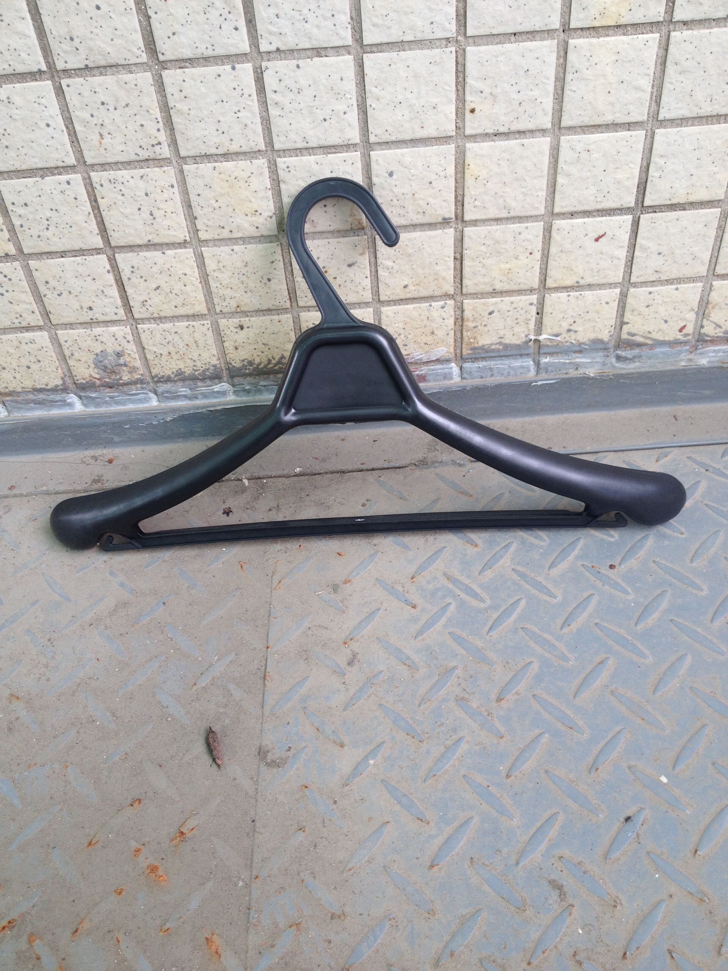 black Plastic hangers coat hanger Broad shoulders coat hanger simple and easy disposable coat hanger Hanger dry cleaners coat hangerin the Storage consolidation , Wash clothing/Sun/Care Products , Hanger category - from Buy2taobao.com to provide professional Taobao agent buy service