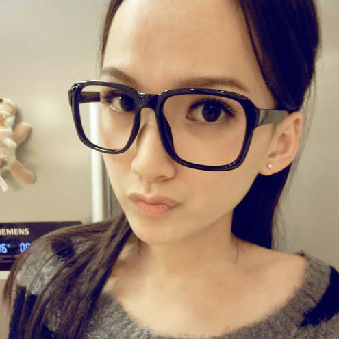 Ive retro sheet metal framed people-men and women in black boxes in myopia glasses frame non-mainstream flat light lenses