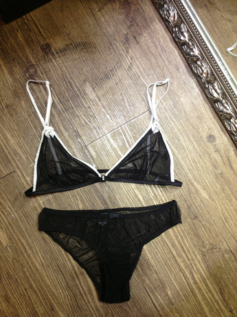 维多利亚的秘密<em>透明</em>蕾丝性感缀花吊带<em>女内裤文</em>