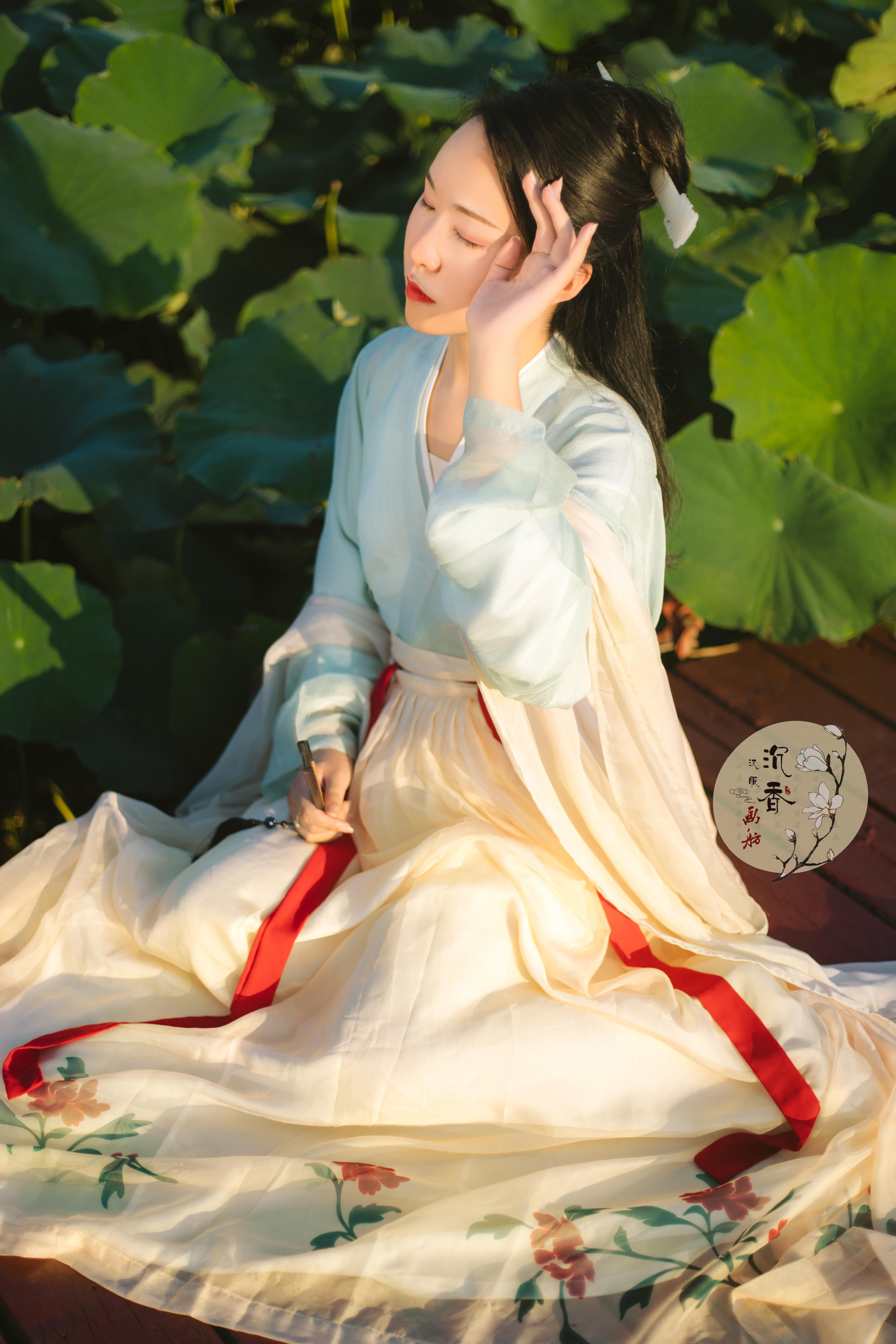 【夏荷】仿韓熙載夜宴北宋小袖淺交領齊腰襦裙四件套漢族傳統服飾在類目 女裝/女士精品, 唐裝/民族服裝/舞臺服裝, 民族服裝/舞臺裝中 - 來自Buy2taobao.com提供專業的淘寶代購服務