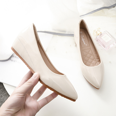 豆豆鞋女2019新款百搭四季尖头浅口白色漆皮平底淑女中坡跟单鞋女