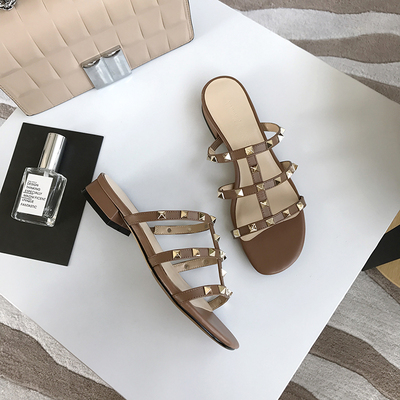 一力米灰2018夏季凉鞋女外穿时尚半拖鞋真皮粗跟低跟铆钉露趾凉拖