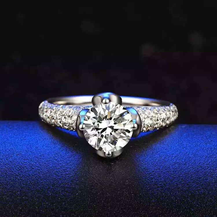 福大生 群鑲白18K金結婚鑽戒 四爪鑽石女戒 訂婚求婚鑽戒正品在類目 珠寶/鑽石/翡翠/黃金, 鑽石首飾(新), 手飾中 - 來自Buy2taobao.com提供專業的淘寶代購服務