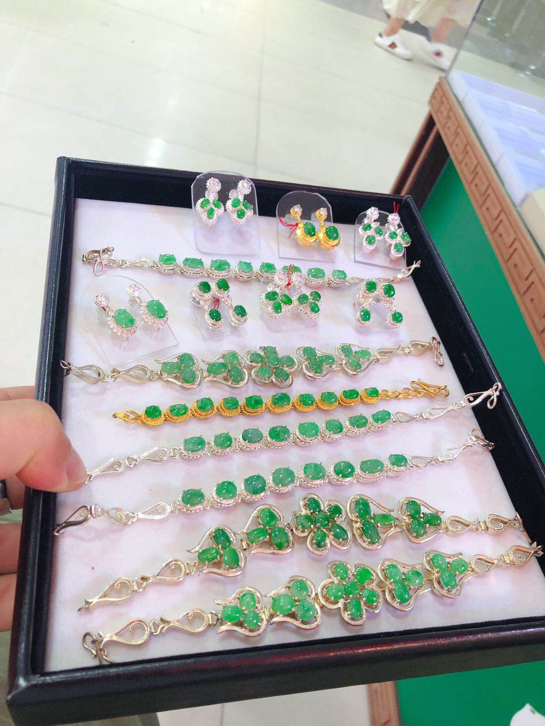 翡翠手链在类目 珠宝/钻石/翡翠/黄金, 翡翠(新), 手饰中 - 来自Buy2taobao.com提供专业的淘宝代购服务