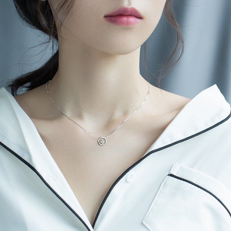 心動魔方項鏈女純銀鎖骨鏈氣質簡約輕奢個性銀閨蜜小衆吊墜款禮物在類目 飾品/流行首飾/時尚飾品新, 項鍊中 - 來自Buy2taobao.com提供專業的淘寶代購服務