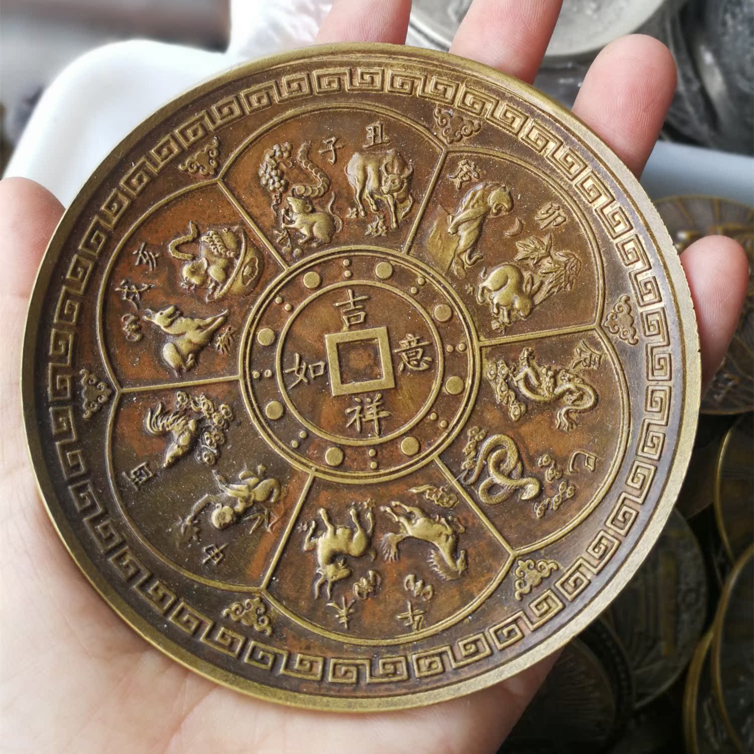 黄铜仿古做旧12生肖碟子文玩摆件工艺品小盘子家居饰品时尚礼品在类目 饰品/流行首饰/时尚饰品新, 摆件中 - 来自Buy2taobao.com提供专业的淘宝代购服务
