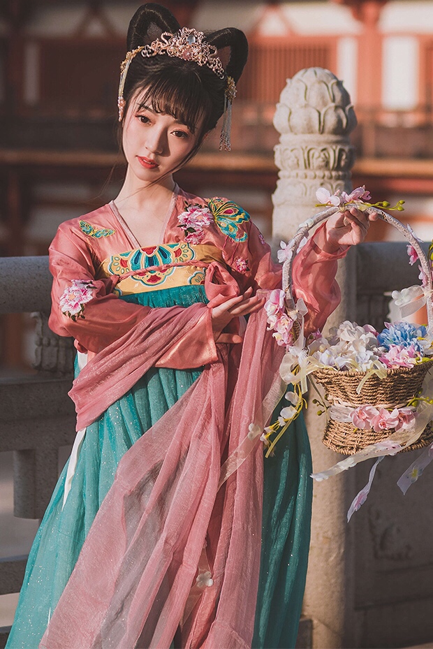 遠山黛語 | 莊生夢蝶 第二批 齊胸襦裙 漢服 大袖衫 (定金)在類目 女裝/女士精品, 唐裝/民族服裝/舞臺服裝, 民族服裝/舞臺裝中 - 來自Buy2taobao.com提供專業的淘寶代購服務