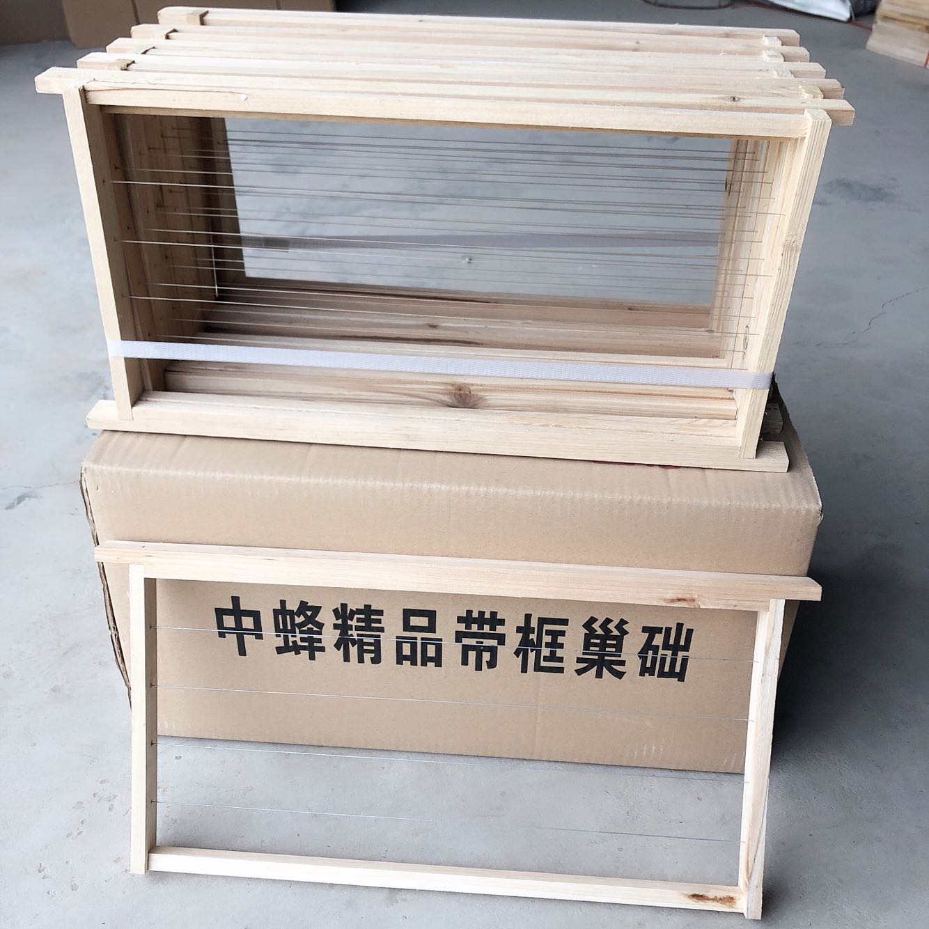 巢框杉木杂木烘干蜜蜂巢脾成品半成品巢框巢蜜盒塑料架养蜂具在类目 畜牧/养殖物资, 畜牧/养殖设备, 畜牧/养殖器械中 - 来自Buy2taobao.com提供专业的淘宝代购服务