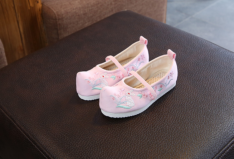 儿童绣花鞋老北京布鞋女童汉服鞋手工鞋民族风鞋子在类目 童鞋/婴儿鞋/亲子鞋, 传统布鞋/手工编织鞋中 - 来自Buy2taobao.com提供专业的淘宝代购服务