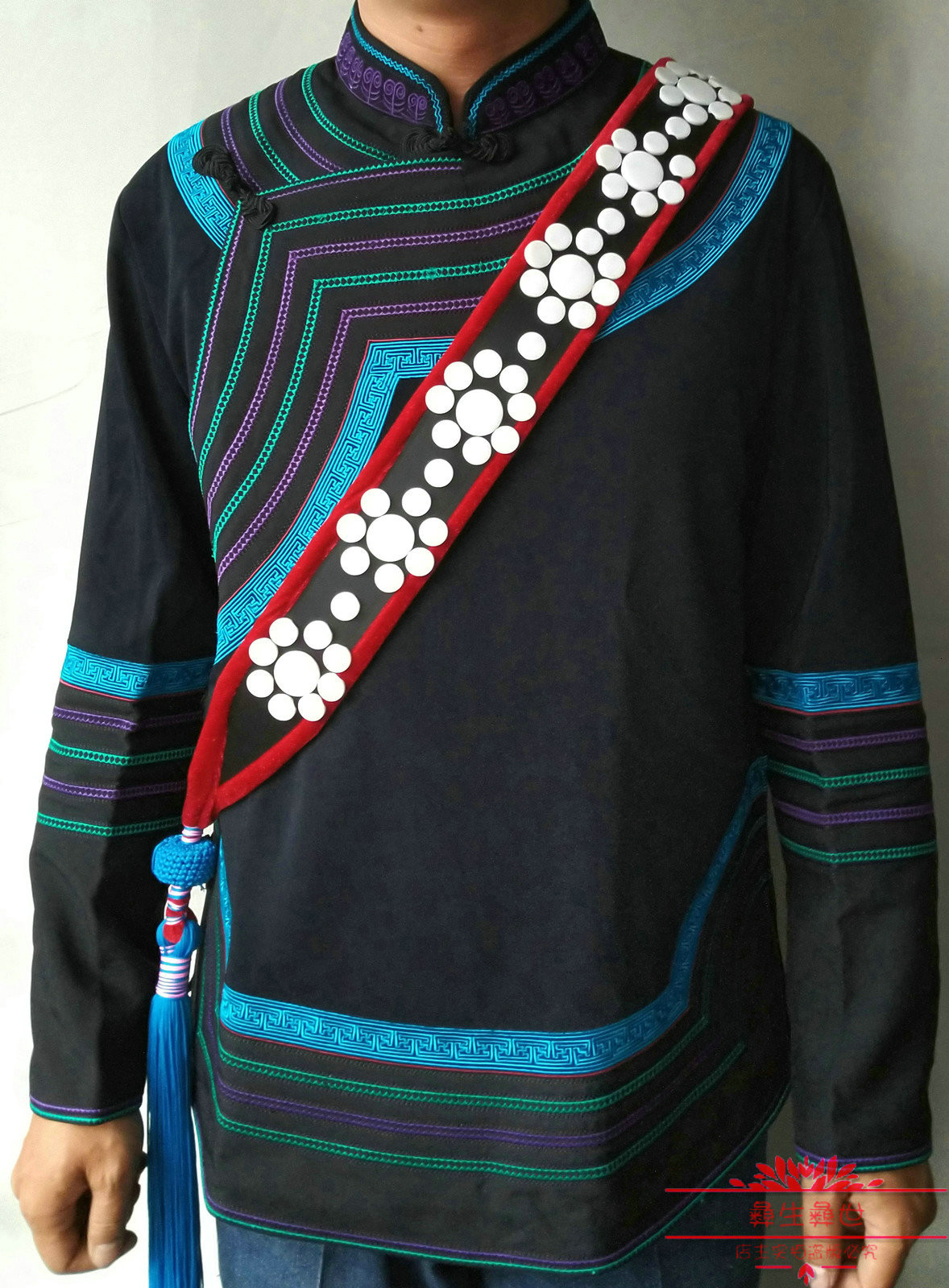 涼山彜族男士英雄帶肩帶 白扣子肩帶武士帶 傳統民族服飾配飾肩帶在類目 特色手工藝, 地區民間特色手工藝, 刺繡中 - 來自Buy2taobao.com提供專業的淘寶代購服務
