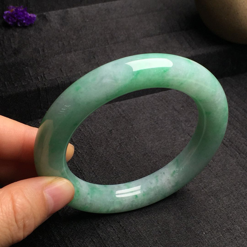 奇玉迹糯種圓條帶綠手镯56.8圈口緬甸玉石天然翡翠A貨在類目 珠寶/鑽石/翡翠/黃金, 翡翠(新), 手飾中 - 來自Buy2taobao.com提供專業的淘寶代購服務