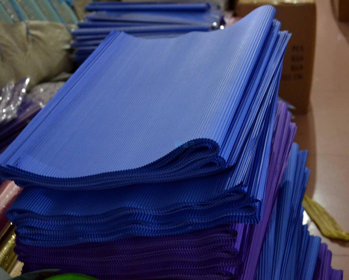 Monochrome corrugated Pure colour handmade paper gift packing Corrugated flower Packaging Materials Good qualityin the Flower delivery/Flowers simulation/Plants gardening , Wedding flower arrangement , Other category - from Buy2taobao.com to provide professional Taobao agent buy service