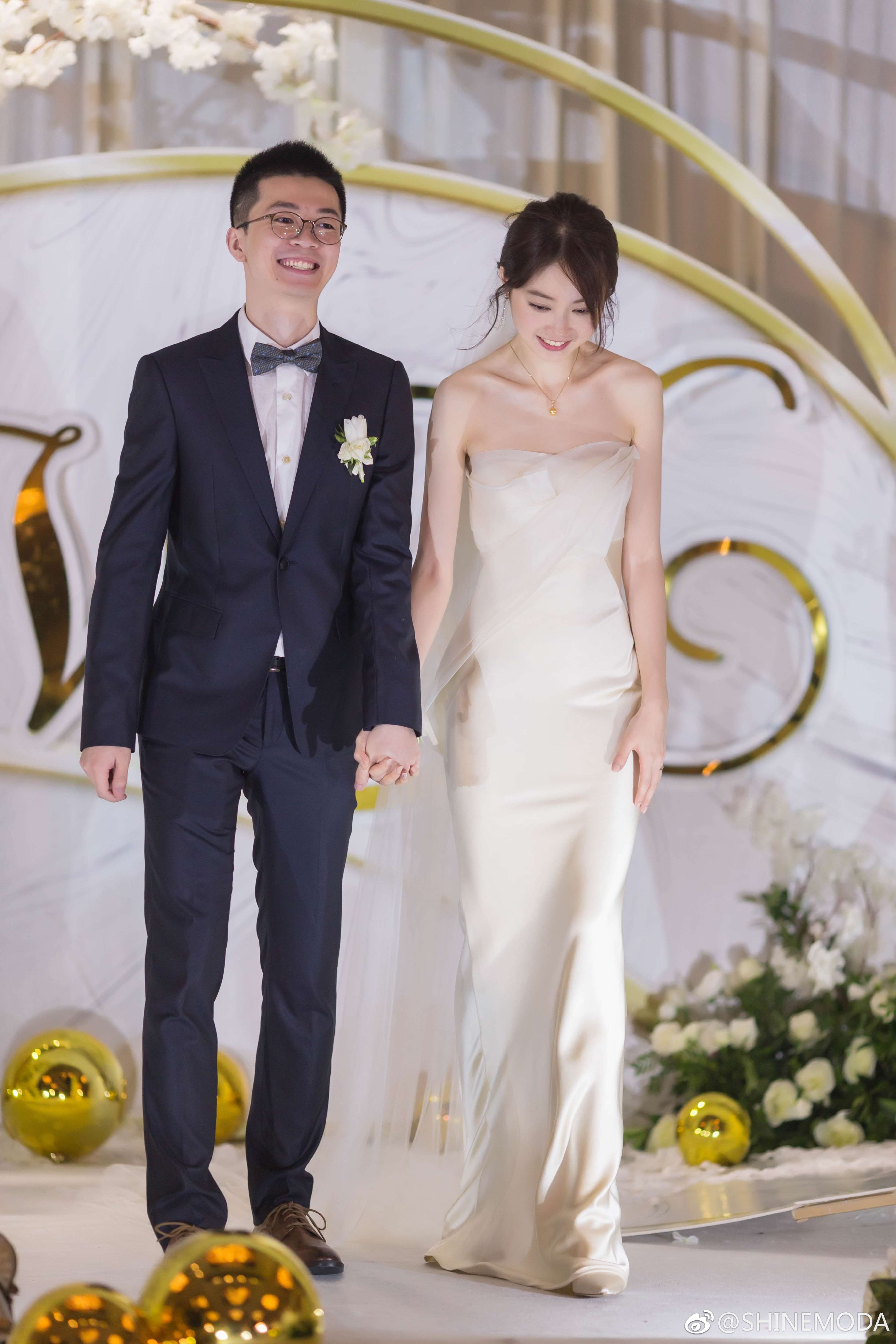 新款魚尾輕婚紗旅拍清新抹胸新娘香槟色簡約小拖尾出門紗森系白色在類目 女裝/女士精品, 婚紗/旗袍/禮服, 婚紗中 - 來自Buy2taobao.com提供專業的淘寶代購服務