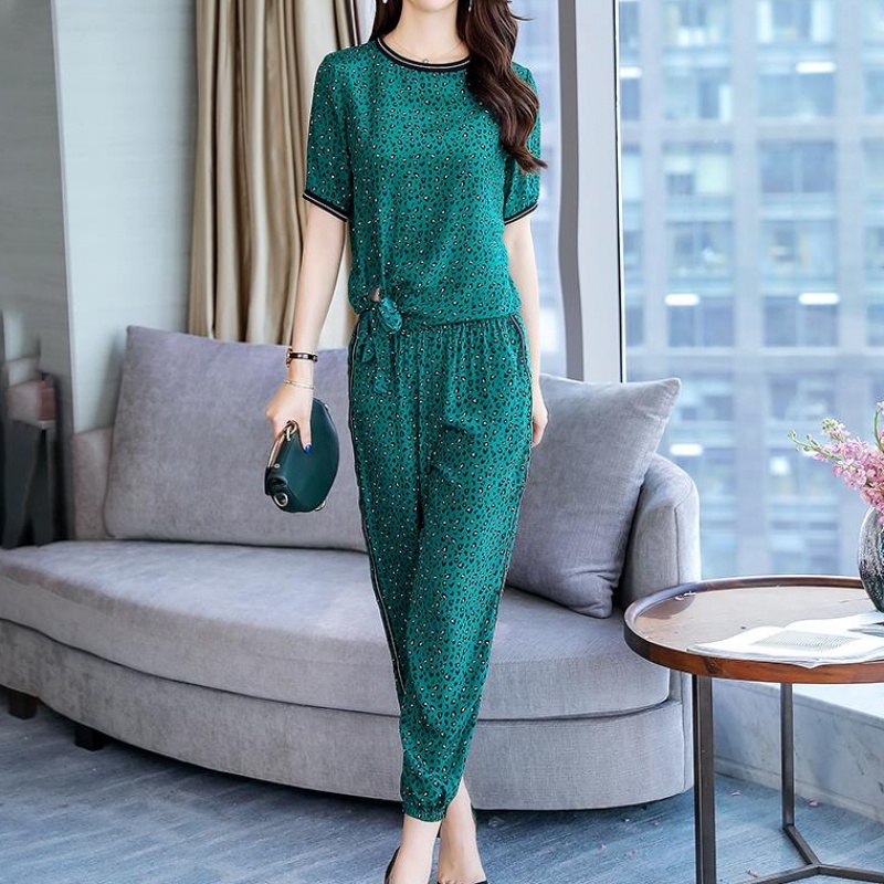 Silk like suit 2019 summer new pattern fashion temperament Two piece set mulberry silk Nine points Wide leg pants suitin the Play mode/Anime/Periphery/cos/Board games , Cosplay Apparel/Props/Service , Cosplay Women category - from Buy2taobao.com to provide professional Taobao agent buy service