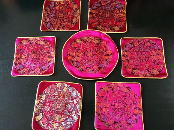 南京云锦南京特产餐垫 垫子 桌垫红色杯垫(6方1园)精品真丝云锦在类目 居家布艺, 缝纫DIY材料、工具及成品, 布艺DIY成品, 杯垫中 - 来自Buy2taobao.com提供专业的淘宝代购服务