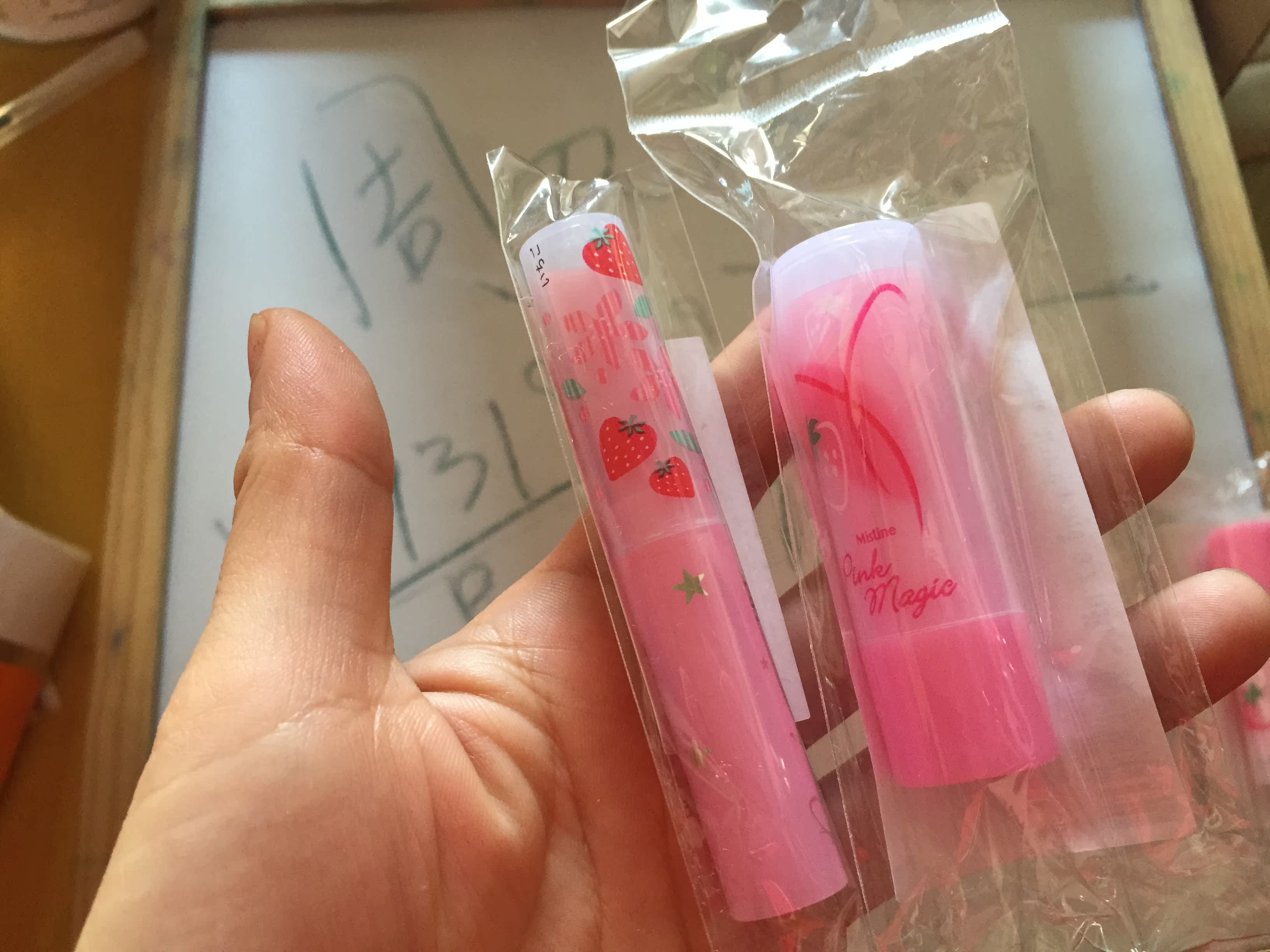 泰国mistine草莓唇膏持久保湿滋润小草莓变色润唇膏口红在类目 美容护肤/美体/精油, 唇部护理(新), 润唇膏中 - 来自Buy2taobao.com提供专业的淘宝代购服务