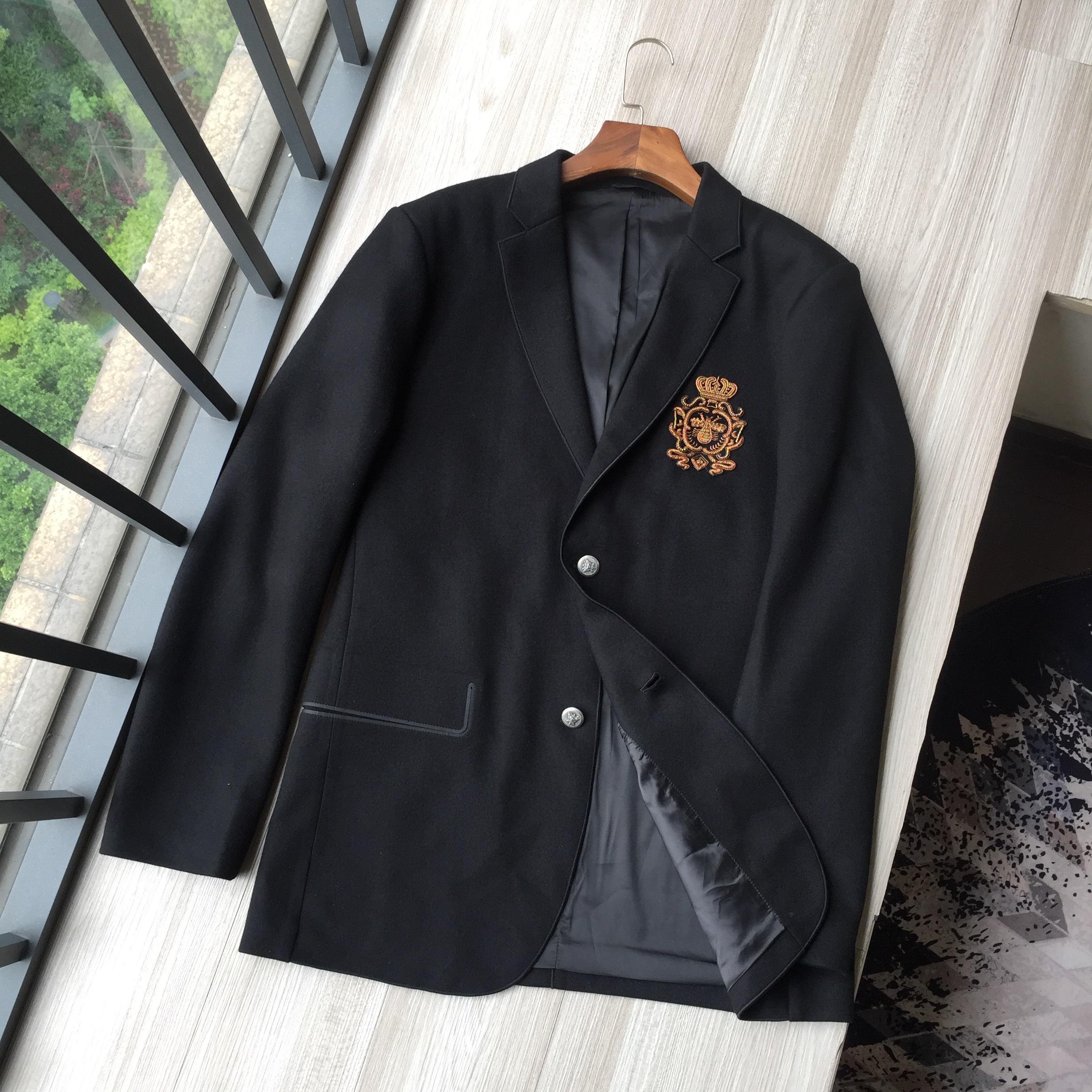 四季西服 精致蜜蜂皇冠印度丝徽章 商务休闲春秋款中厚单西男在类目 男装, 西服中 - 来自Buy2taobao.com提供专业的淘宝代购服务