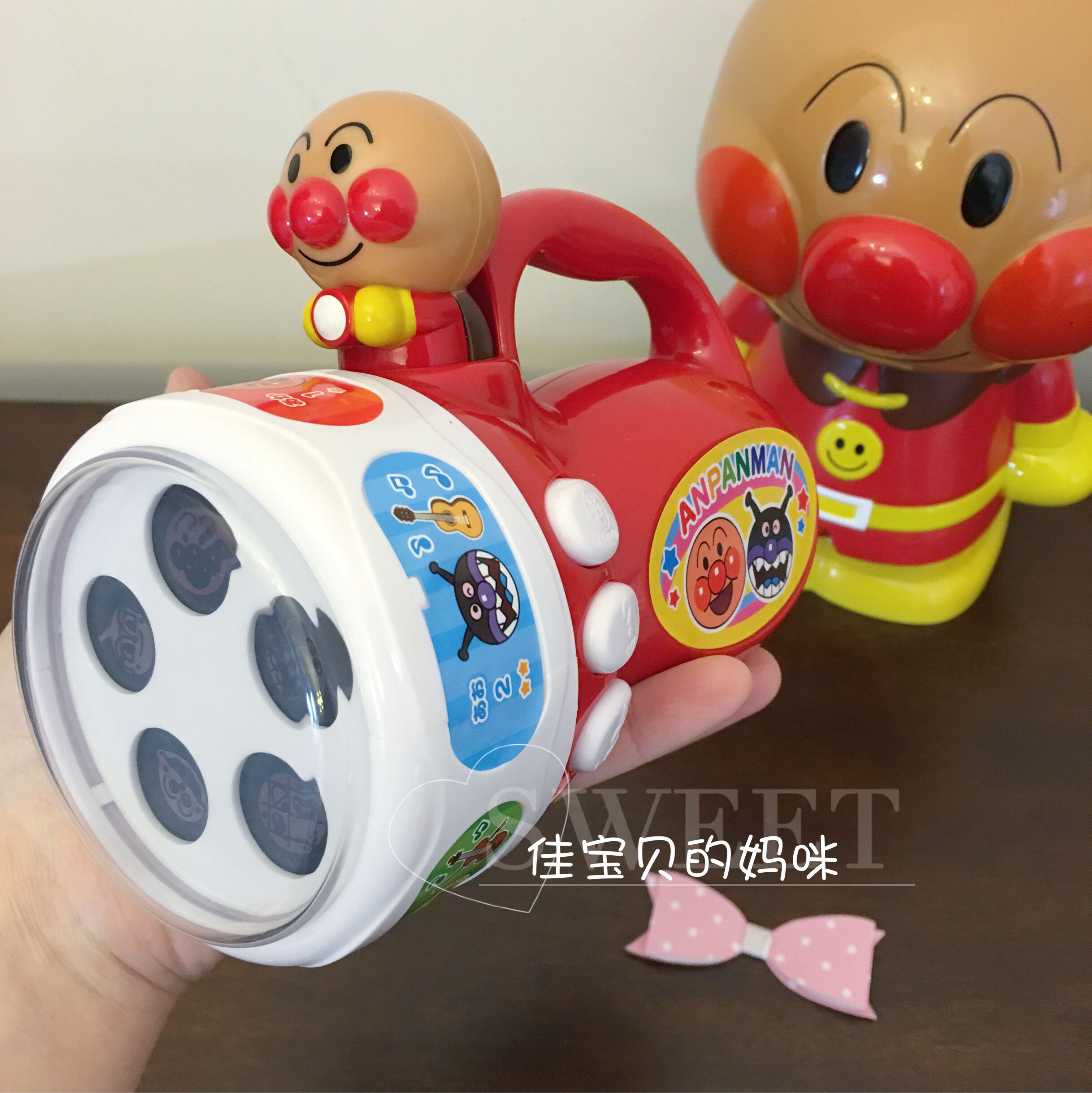 现货包邮 日本进口面包超人儿童宝宝新款手持彩色互动音乐投影灯在类目 玩具/童车/益智/积木/模型, 电子/发光/充气/整蛊玩具, 发光玩具中 - 来自Buy2taobao.com提供专业的淘宝代购服务