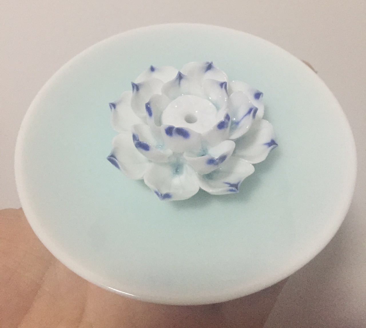 miracle飾品屋 景德鎮陶瓷手工捏制 藍色荷花青釉托盤 香爐 擺件在類目 餐飲具, 茶具, 茶道/香爐中 - 來自Buy2taobao.com提供專業的淘寶代購服務