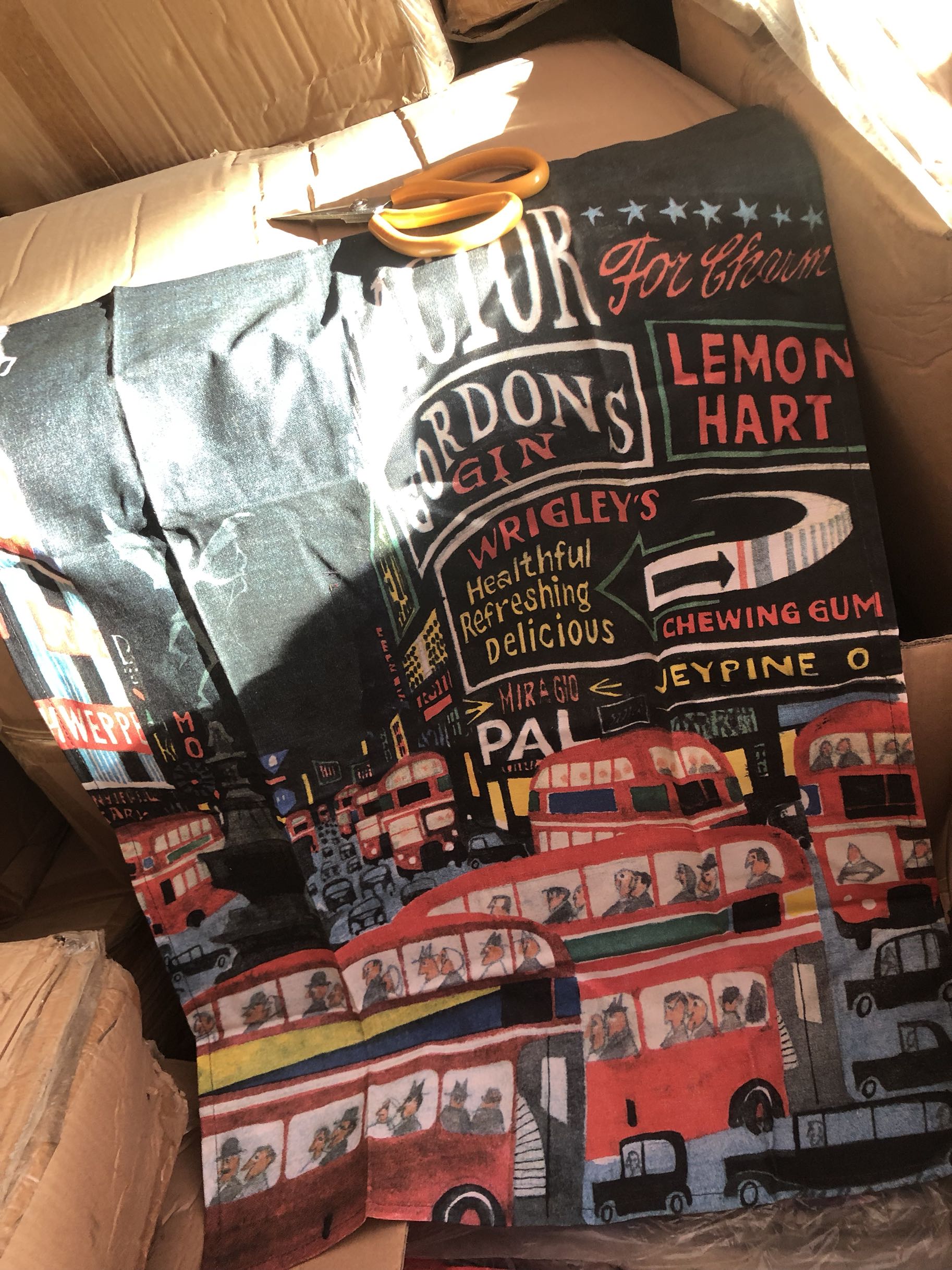 周A家 绝对渣图London旅行汽车 超好看茶巾 装饰画 万能盖布在类目 餐饮具, 茶具, 茶巾中 - 来自Buy2taobao.com提供专业的淘宝代购服务