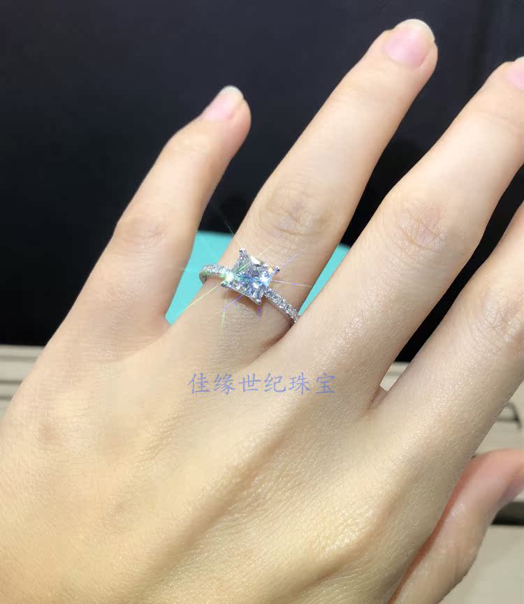 新品18k白鉑金D色莫桑石鑽石女戒四爪公主方鑽戒指結訂婚首飾禮物在類目 飾品/流行首飾/時尚飾品新, 戒指/指環中 - 來自Buy2taobao.com提供專業的淘寶代購服務