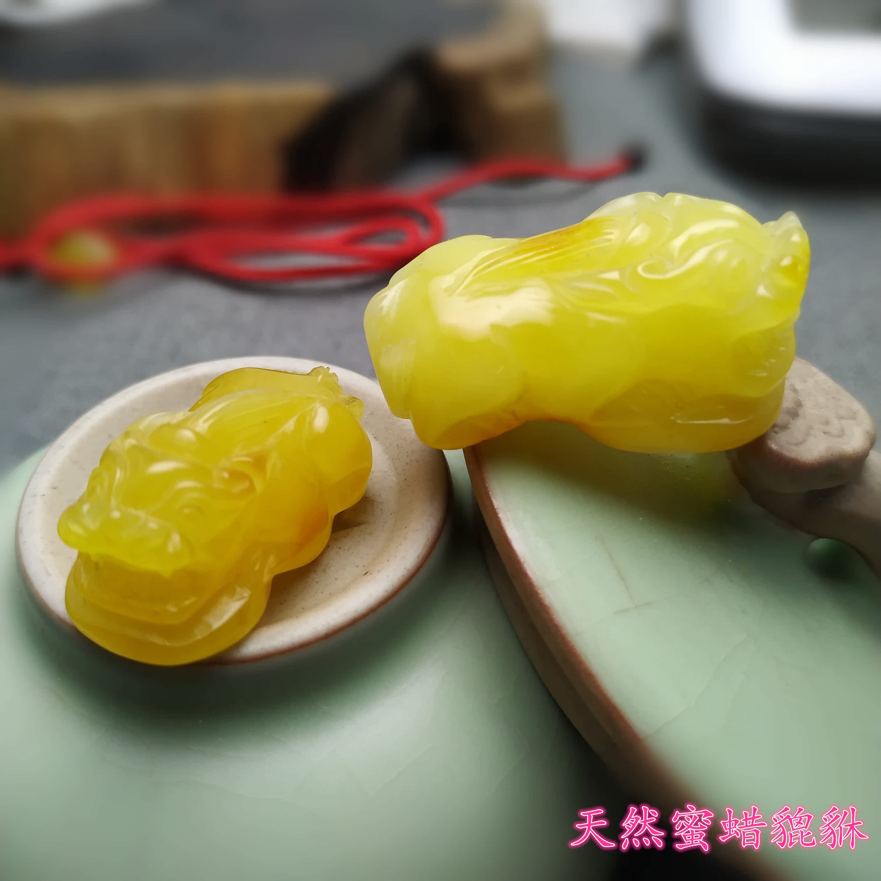 天然蜜蜡琥珀貔貅招财吊坠平安锁扣子钱袋女款饰品琥珀雕刻件在类目 珠宝/钻石/翡翠/黄金, 天然琥珀(新), 颈饰中 - 来自Buy2taobao.com提供专业的淘宝代购服务