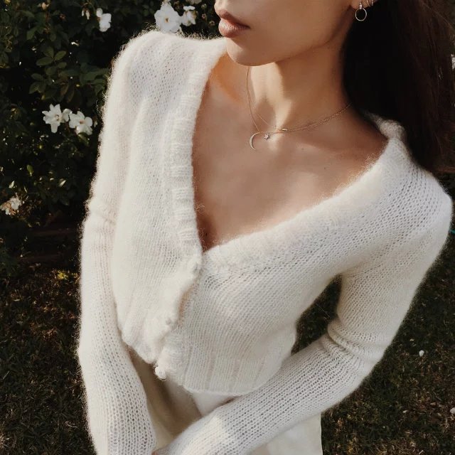 欧美网红街拍款V领毛绒针织纽扣开衫短款长袖淑女白色百搭毛衣|msdalam kategori Butik wanita / wanita, sweater - dari Buy2taobao.com untuk memberikan perkhidmatan ejen Taobao profesional membeli
