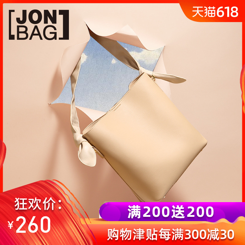 网红大包包女大容量夏季韩版百搭单肩ins简约宽带斜挎包水桶女包在类目 箱包皮具/热销女包/男包, 女士包袋中 - 来自Buy2taobao.com提供专业的淘宝代购服务
