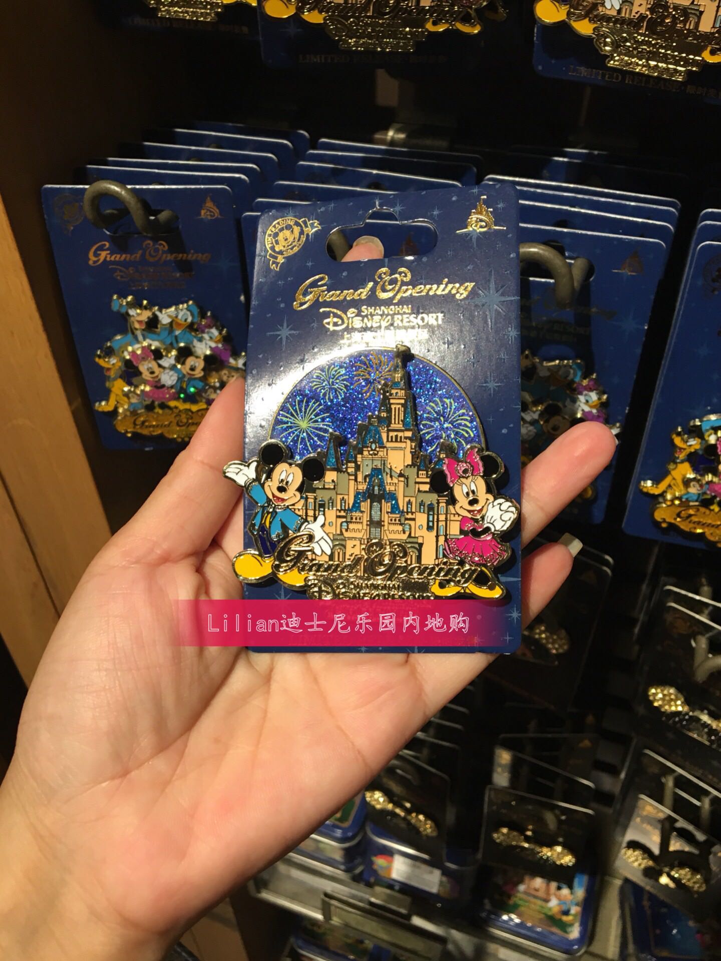 Authentic spot Shanghai Disney Out of print badge Minnie Mickey Fireworks Castle double-deck rotatein the Festive supplies/Gift , Cultural and creative products , Cultural and creative stamp album/Publications/Badge category - from Buy2taobao.com to provide professional Taobao agent buy service