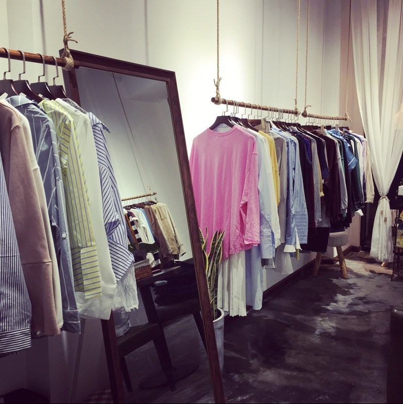 服裝店吊架 吊頂衣架展示架 複古麻繩衣服貨架 店鋪裝修實木挂架在類目 商業/辦公傢俱, 服裝店傢俱, 吊環中 - 來自Buy2taobao.com提供專業的淘寶代購服務