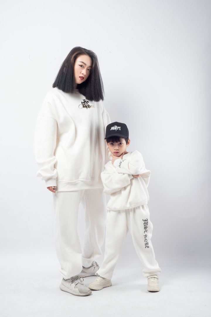 儿童街舞套装男童秋装长袖嘻哈舞蹈服女童爵士舞服装演出服潮装在类目 童装/婴儿装/亲子装, 儿童户外服, 儿童运动套装中 - 来自Buy2taobao.com提供专业的淘宝代购服务