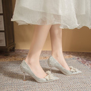 香槟色新娘婚鞋女2023不累脚伴娘尖头单鞋银色水晶细跟高跟鞋